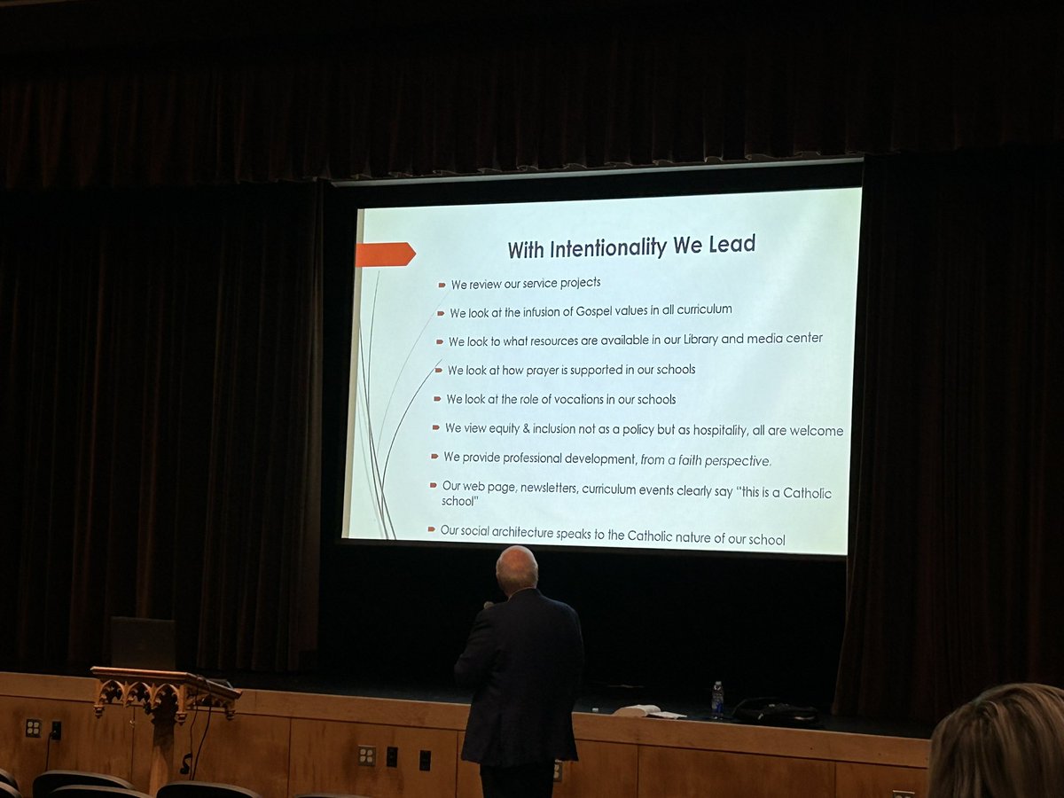 Inspiring conversations this evening with <a href="/HCDSB/">Halton Catholic DSB</a> staff around leadership in Catholic schools. 

Thank you John Kostoff for joining us &amp; sharing your wisdom around “Answering the Call to Service in Catholic Schools”

<a href="/HCDSB/">Halton Catholic DSB</a> <a href="/OCSOACathEdu/">OCSOA</a> <a href="/snarleymarley65/">Lorrie Naar 46</a> <a href="/HCDSBdirector/">John Klein</a> <a href="/emibakaic/">emibakaic</a>