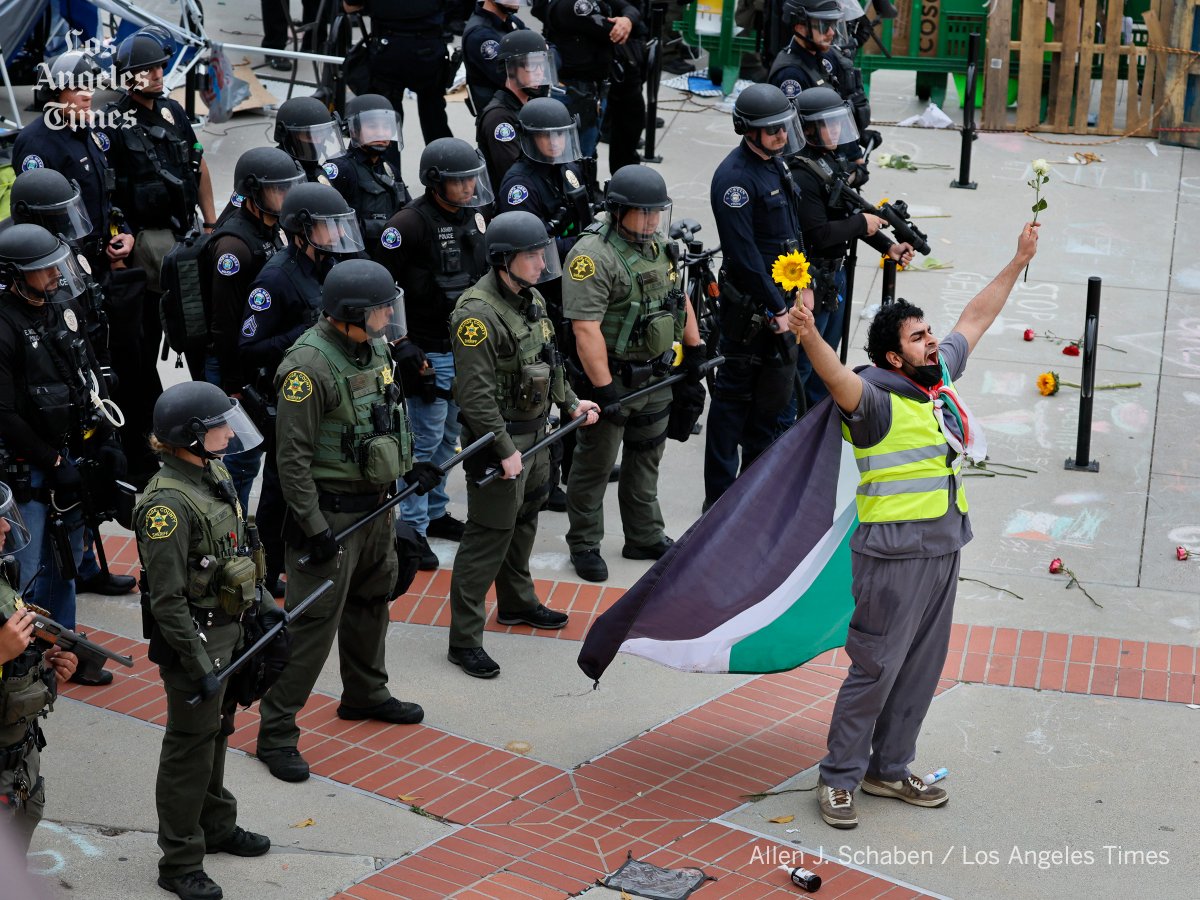 Photos: Authorities move in to clear Pro-Palestinian protesters from UC Irvine @latimes @latimesphotos #uci latimes.com/story/2024-05-…