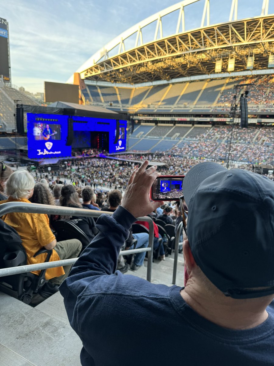 my dad taking a pic of mr. bonamassa, absolutely hype on the moment 🥹🫡