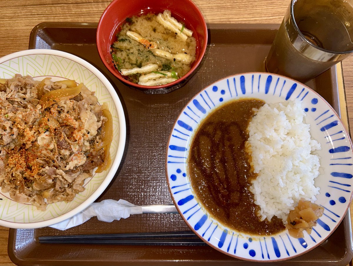 しごおわ🎊
明日は休み🎌🦥🎐

今日は、すき家の
牛丼Wセットランチの
中盛にしました🍛😋🤎