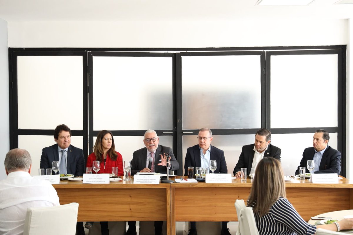 Esta tarde, el presidente de la Confederación, Alejandro Malagón @AMalagonB, junto con el secretario general, Eduardo Ramírez @EduardoRmzLeal, reconoció los 63 años de trayectoria de la @camaratequilera y destacó: 'Vamos a defender con todo la denominación de origen del