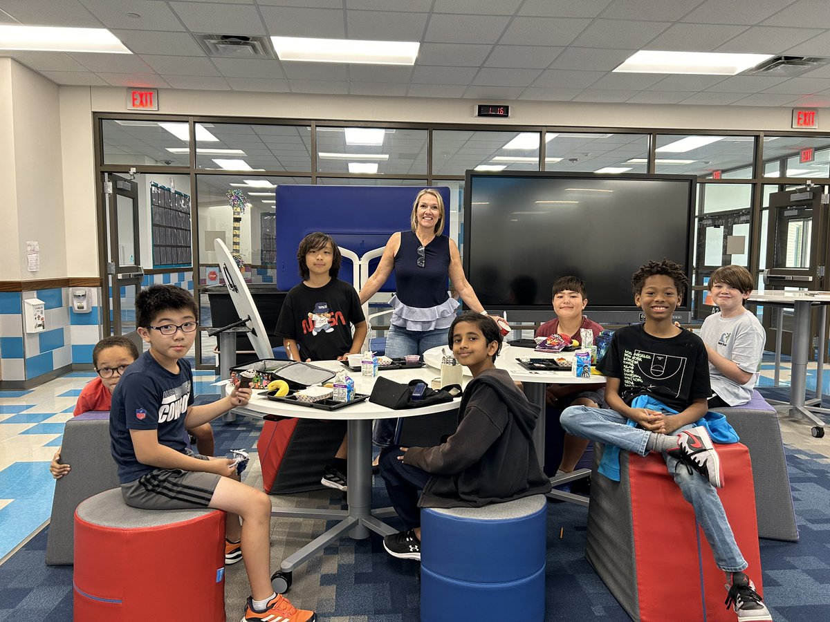 angelaatkagan's tweet image. Once a month I eat lunch with all my boys, and then all my girls. We talk about all the things they want to talk about. Sometimes we watch a movie. It’s fun to chat instead of teach. Then I’m the learner! #mrspink4thgrade