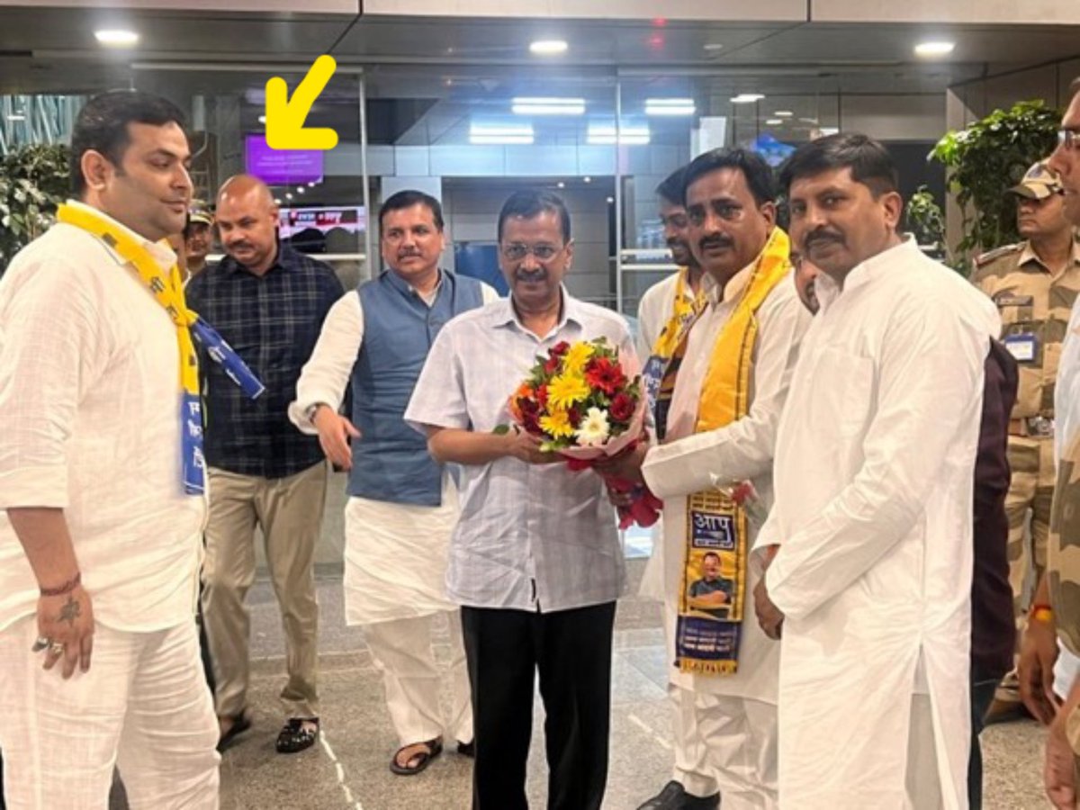 That man is Vibhav Kumar whom Sanjay Singh accused of assaulting Swati Maliwal to give clean chit to Kejriwal....
Yesterday night they all were seen together in Lucknow....