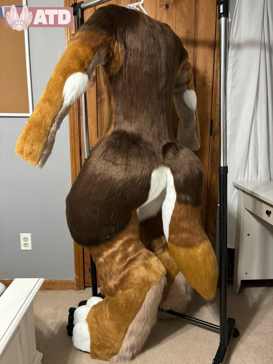 angelthedutchie's tweet photo. Finished bodysuit &amp; feetpaws for @AlkyaWolf! Loving how the digi shapes turned out on this one💛 https://t.co/ToO8zAhDmM