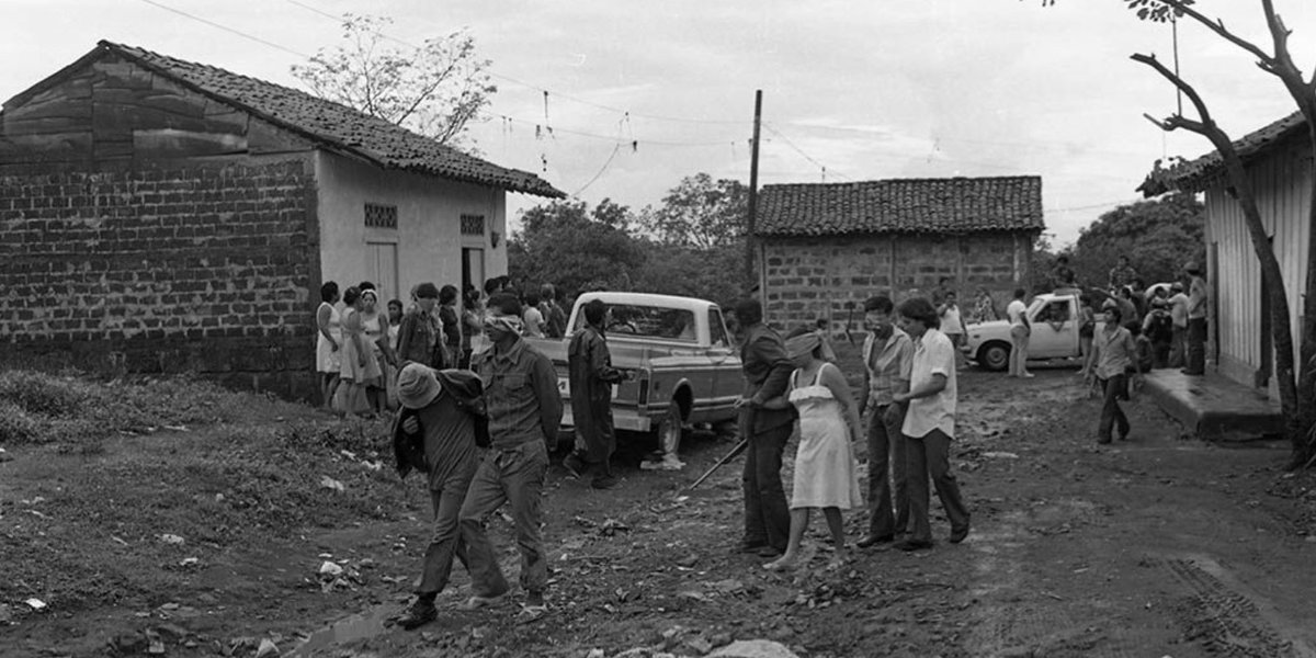 Dos hombres y una mujer son detenidos por los Sandinistas, lo van a ejecutar.

Fecha: 23 Julio 1979
Lugar: Matagalpa

Foto: Bradley_Cross_Center