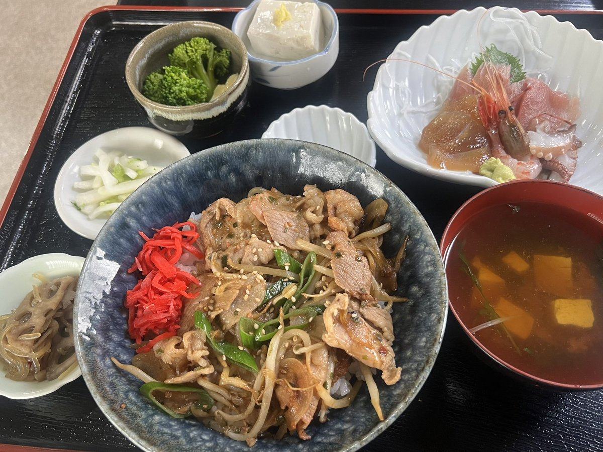 島名　お食事処 よしば

本日のスペシャルランチ
（焼き肉丼、刺身盛り合わせ）

よしばさんに用事があり久々の訪問
蛸はよしばさんの父の友が昨日大洗で釣ってきたもの🐙

老舗食堂　家のめしみたいで和むー

ご馳走様でした☺️♪