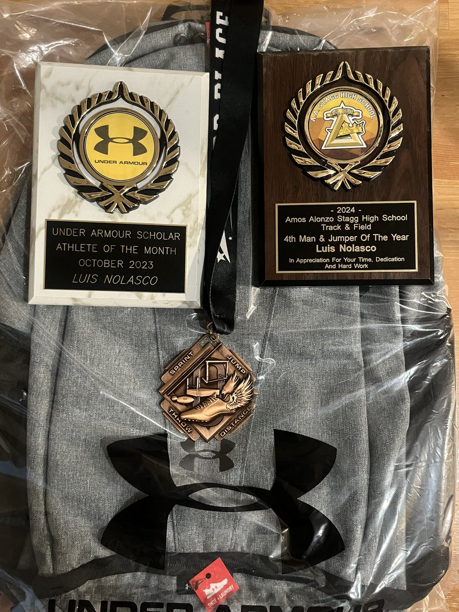 LuisNolasco_11's tweet photo. Beyond blessed and honored to have received the Meryln Grubbs Male award and being All Distrct in Football &amp; Track. As well as being recognized as my high schools Under Armour Athlete of the month in October
@CoachGrimshaw76 @CoachG_Simpson @_CoachEmbry @ShannonBelt3 @CoachLee101 https://t.co/b5HbrLoTEQ