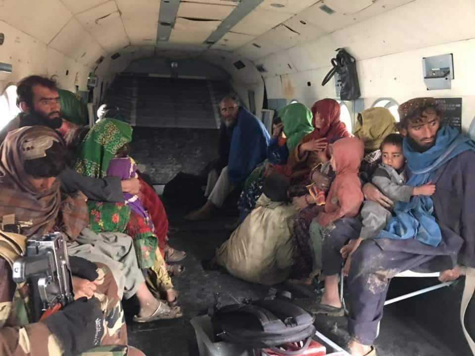 طالبان پشتونتروریست جانهای چند انسان بومی و صاحبان اصیل این  کشور را مانند این ناقلین کوچی های بیگانه  پرست قاچاقچی که در بین هلیکوپتر شان دیده میشود از سیلاب بغلان نجات داده اند؟
#NoToTerrorism 
#NoToRacism