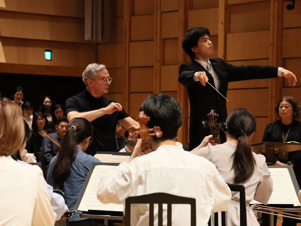 ファビオ・ルイージによるマスタークラス

去る5/14、東京藝術⼤学⾳楽学部指揮科の学生を対象に、#ファビオ・ルイージ によるマスタークラス(特別公開レッスン)が行われました。

学生たち一人ひとりにマエストロが直接指導し、細かい技術から表現方法まで、指揮のノウハウを熱心に伝えました。

#N響
