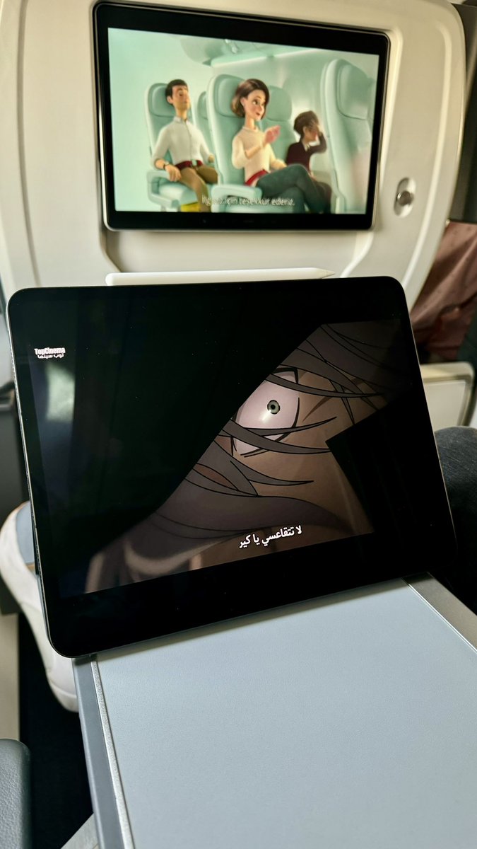 صباح الخير ☀️ رحلة ✈️ + متابعة فلم على آيباد برو الضخم 13” بشاشة OLED = تجربة ممتعة 🤩 من يعرف الشخصية في الشاشة؟ 😏