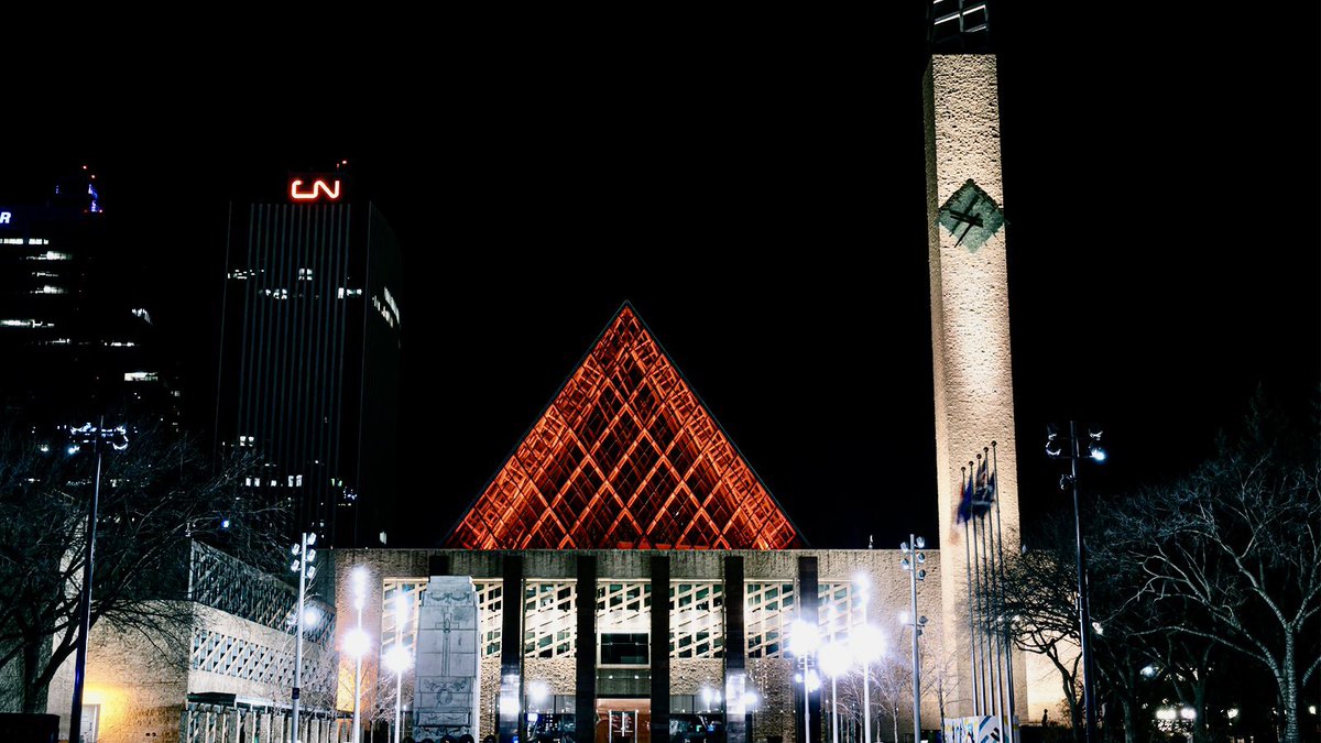 On Wednesday, 🗓️May 15, City Hall, the Muttart Conservatory, the Rossdale Power Plant, and the Edmonton Tower will be lit in red for Rendez-vous Canada 2024. @Rendez_VousCAN @ExploreEdmonton @TravelAlberta #RVC2024 #YEG 💻RendezVousCanada.ca