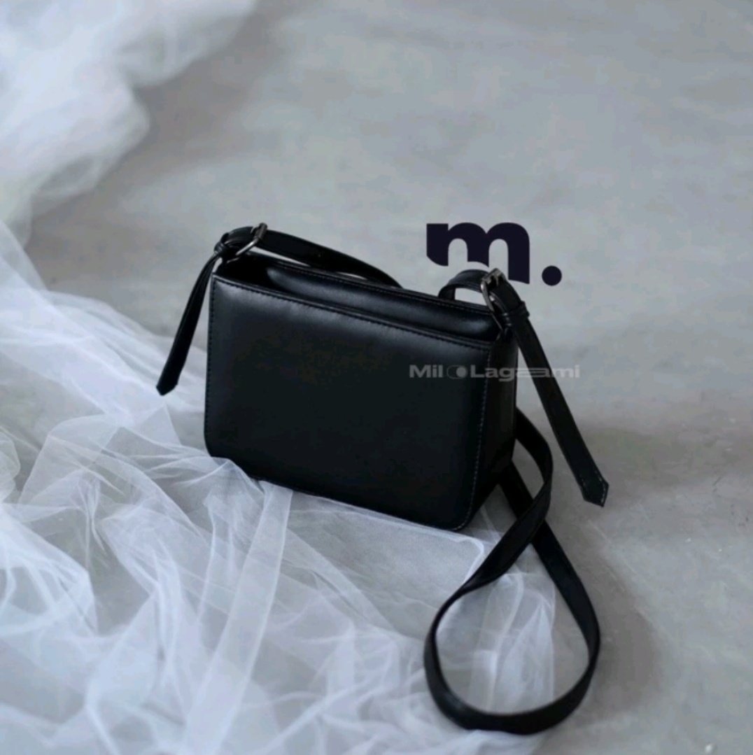 Rekomensasi sling bag / tas selempang warna hitam yang dipadupadakan dengan outfit apapun masuk
Tampilan simpel, cantik, & elegan ✨️✨️

Yuuk kepoin 👀