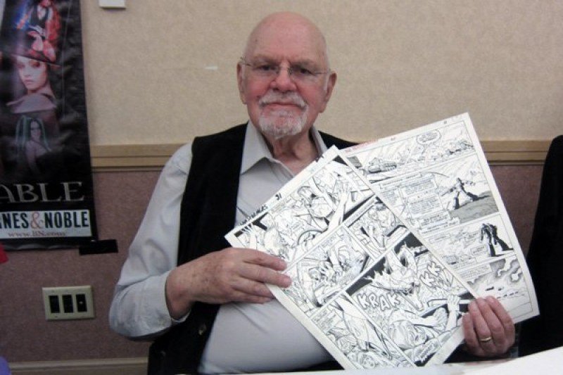 Don Perlin con algunas de sus paginas de Transformers