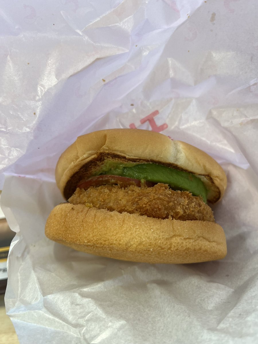 plum_model's tweet image. ロッテリアのアボカドエビバーガー。
これ、課題広告過ぎやしませんか？
あまりにも残念過ぎる。
しかも、肝心なタルタルソースいないのだが？
詐欺にあった気分やわ。

 #ロッテリア