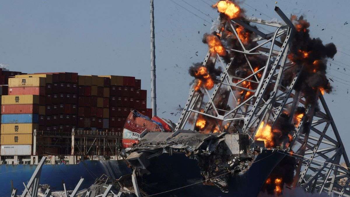 'Can't even look at pictures of their kids': Indian crew still on ship that collided with Baltimore Bridge

newsboxer.com/blog/blogdesc/…

#WorldWideNews #worldnewstoday #baltimore #BaltimoreBridge
#indiancrew #ship #GlobalNews