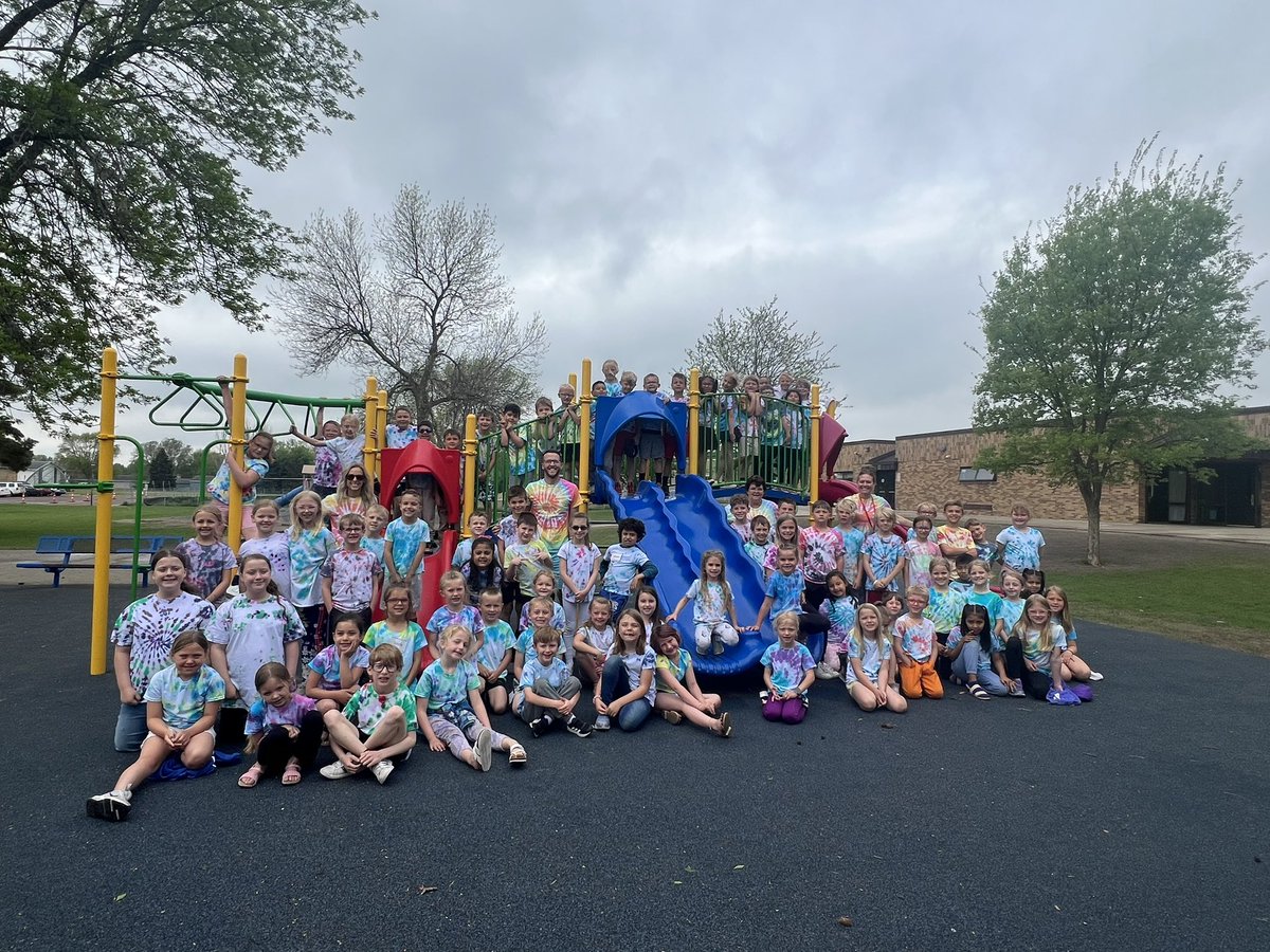 One last picture with one amazing group of kids. 💙 We hope you all have an amazing summer! ☀️