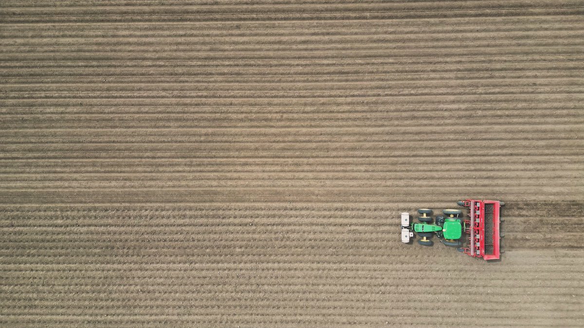 Things have finally dried up and we are finally going again on the last potato field! Hopefully with the warm weather we are having things will pop out of the ground quickly 🌱
📷: <a href="/voss_ag/">Adam Voss</a> 
#plant2024 #albertapotatoes
