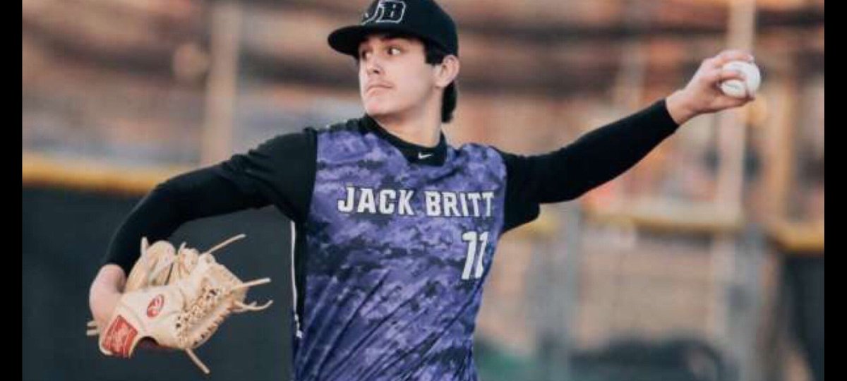 Congrats to this next-level Buc right here! <a href="/Chase___11/">Chase Jernigan</a>  wears #47 and a stache now, but can still shove.