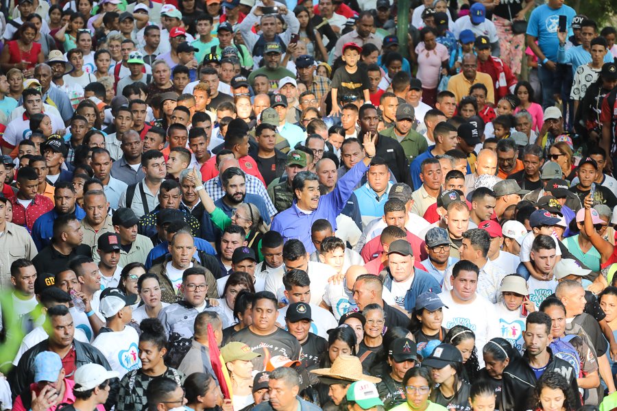 #Ahora Pdte. <a href="/NicolasMaduro/">Nicolás Maduro</a>: Pidamos a Dios bendiciones para la estabilidad e igualdad, para abrir el camino de prosperidad y que Jesucristo esté con Venezuela en todas nuestras luchas y caminos.

#15May
#LaEsperanzaEstáEnLaCalle