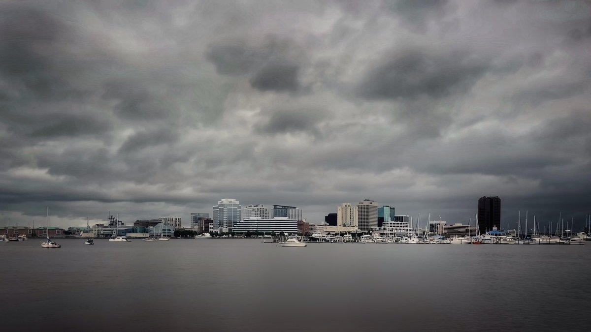 There is beauty to a cloudy monochromatic skyline @NorfolkVA @WAVY_News @JeffEdmondsonWX