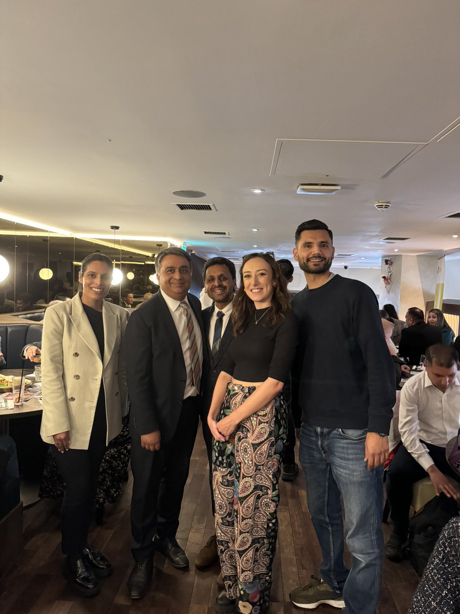 Brilliant turnout @gmchamber event @ZoukTeaBar inspiring talk by Ram from @NybbleLtd at #GMChamberAsianBusinessNetwork with some #LoveOldham Businesses 👏👏👏looking forward to connect & the food 😉 #OldhamHour well done. To the team in organising ✅