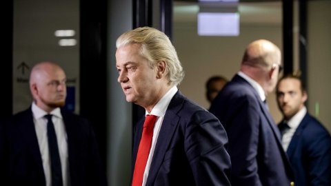 It is a black day for the Netherlands. We get a right wing cov't,with the P.V.V. (Geert Wilders), as the biggest player. Populism in my country, it hurts. We will become a land of hate,greed and fascism. With a hate preacher, in the center of it. #HollandDown