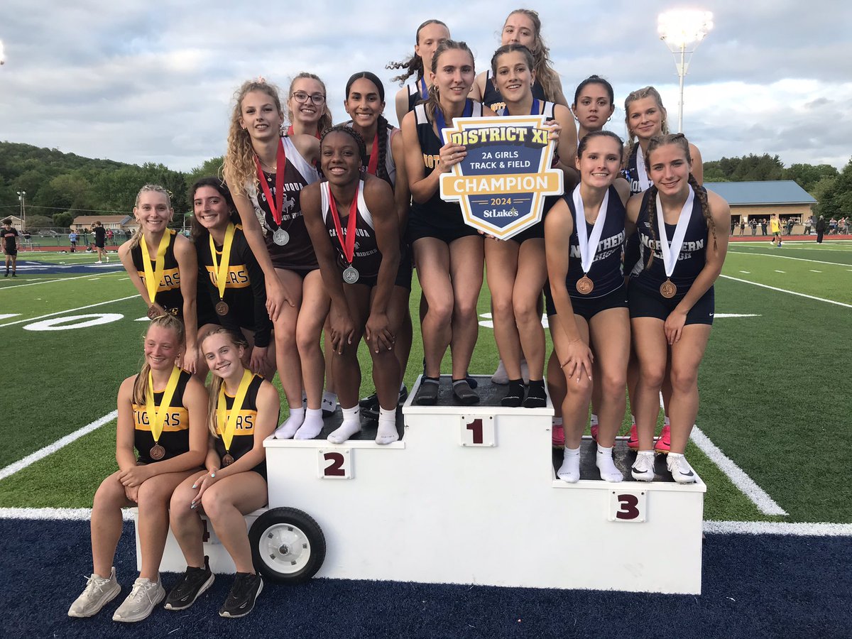 Congratulations to the 4x400 meter relay team of Moffitt, Mayak, Gordon and Barthold on their bronze medal at @PIAADistrictXI championship #GoBulldogs