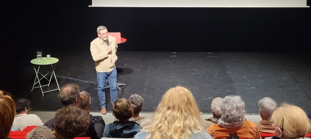 Projection du documentaire 'Cher plastique' de @AdamDorothee à la maison de quartier des @HautsDeStAubin. Toujours un plaisir de participer aux débats qui suivent et de répondre aux questions sur la #pollution #plastique