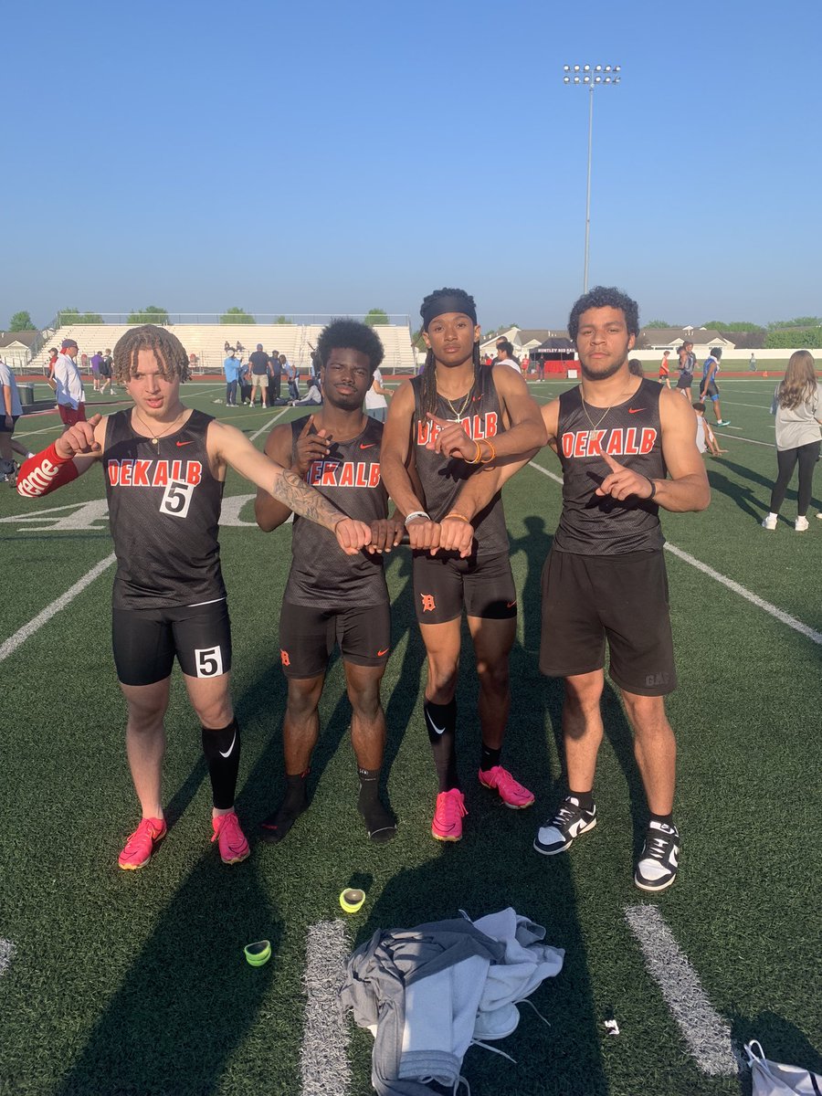 The Barbs have their 2nd qualifier of the night as the 4x100 relay runs a state qualifying time of 42.04. Current IL #9 & 2nd fastest time in Dekalb history SR @TateTalen SO @DeshawnMatthew1 SO @BraylenAnderso3 SR Isaiah Butler @1barbathletics @dekalb_football @dc_preps
