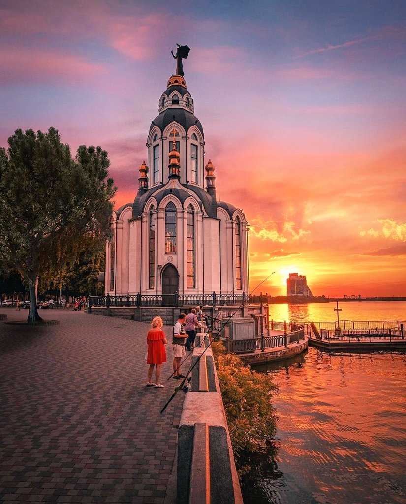 ❓Where are we in Beautiful 🇺🇦❓

✨🔹Beautiful Ukraine 301🔹✨
“Sunset by the River.” DNIPRO. 📷: furkan3000/Instagram🔹A vibrant sunset provides a spectacular backdrop to St John the Baptist Cathedral & the Dnipro River waterfront

✨Share the Beauty of 🇺🇦✨
🔹Pls LIKE/BOOST/RT