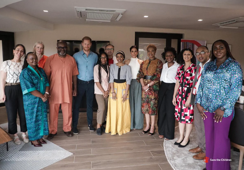 Harry and Meghan meeting Save the children in Abuja🙌 ca.news.yahoo.com/prince-harry-m…