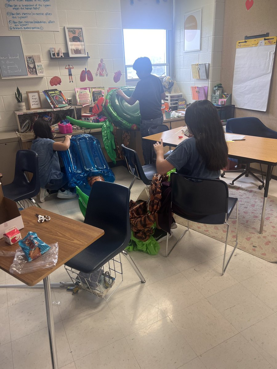 LMS33_STUCO's tweet photo. The 8th grade Final Fiesta prep is underway! 🎉 🪅 https://t.co/gJRtTtlJIg