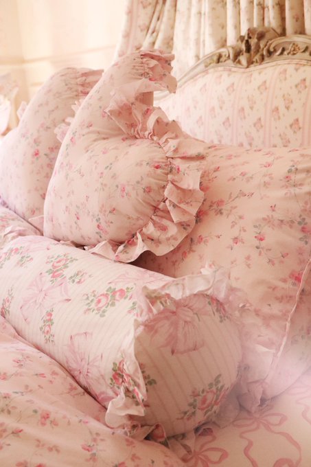 「ベッドの上 枕」のTwitter画像/イラスト(新着)