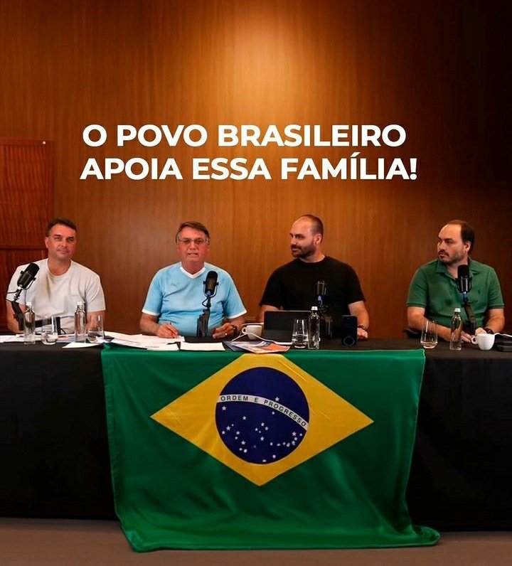 Você continua apoiando a família Bolsonaro? 

SIM           SIM           SIM
 👇             👇              👇
