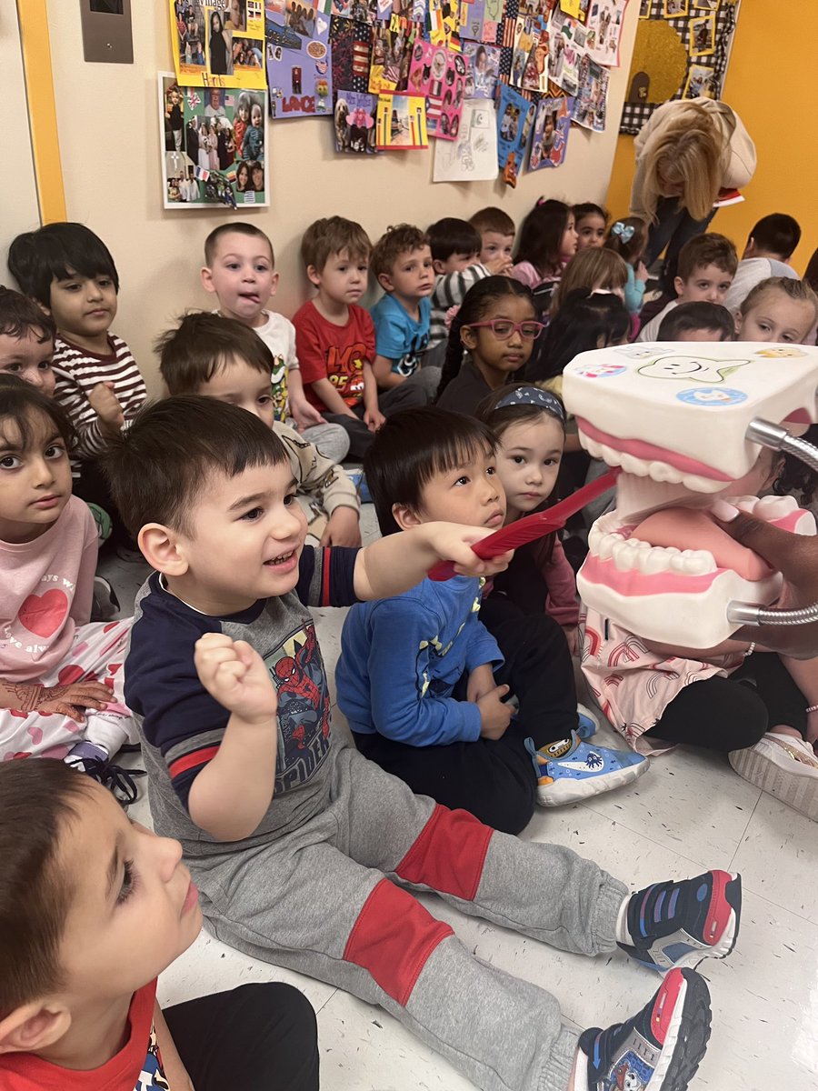 Brushing and sparkling smiles at Victory! 😁✨ Teaching our little ones to take care of those precious pearly whites! 🦷💖 #DentalHealth #SmileBright #KidsLearning
@DrJoyAbrams @AP_JelaniMiller @DrMarionWilson @CSD31SI @NYCSchools