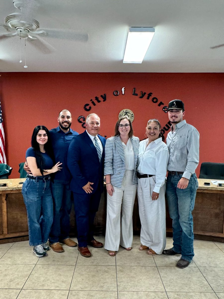 It was an honor to swear in Commissioner Michael Sanchez to the Lyford City Commission earlier this week! Grateful to be among our local community leaders, and honored to share the responsibility of serving our #WillacyCounty families. Looking forward to continuing our actions