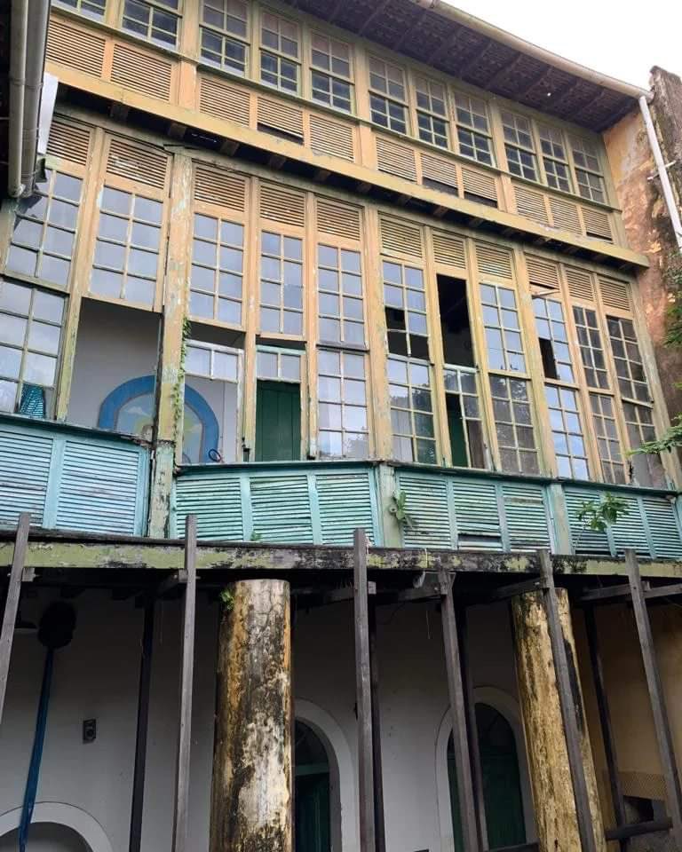 Centro de Cultura Popular Domingos Vieira Filho, popularmente conhecido como a Casa das Festas. Está caindo aos pedaços. E o pior que o acervo está todo dentro do prédio. A Cultura do Maranhão agoniza