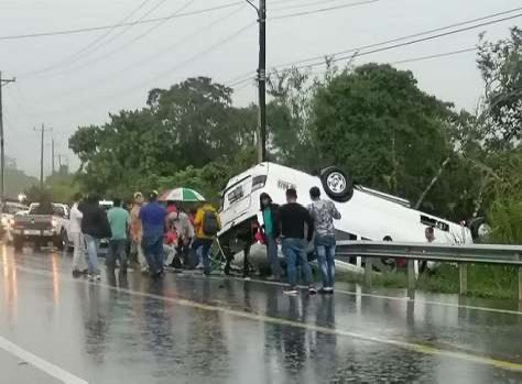 Esta tarde, un autobús volcó en el sector de Bijao, ubicado en el corregimiento de Cuesta de Piedra, en el distrito de Tierras Altas, provincia de Chiriquí.
