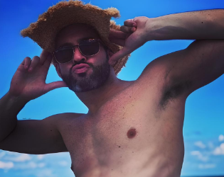 hughes_rebel's tweet photo. absolutely love a man who can embrace his #dorkness and be absolutely #adorkable and sexy at the same time #NationalStrawHatDay #TomEllis https://t.co/74avYdqUNa