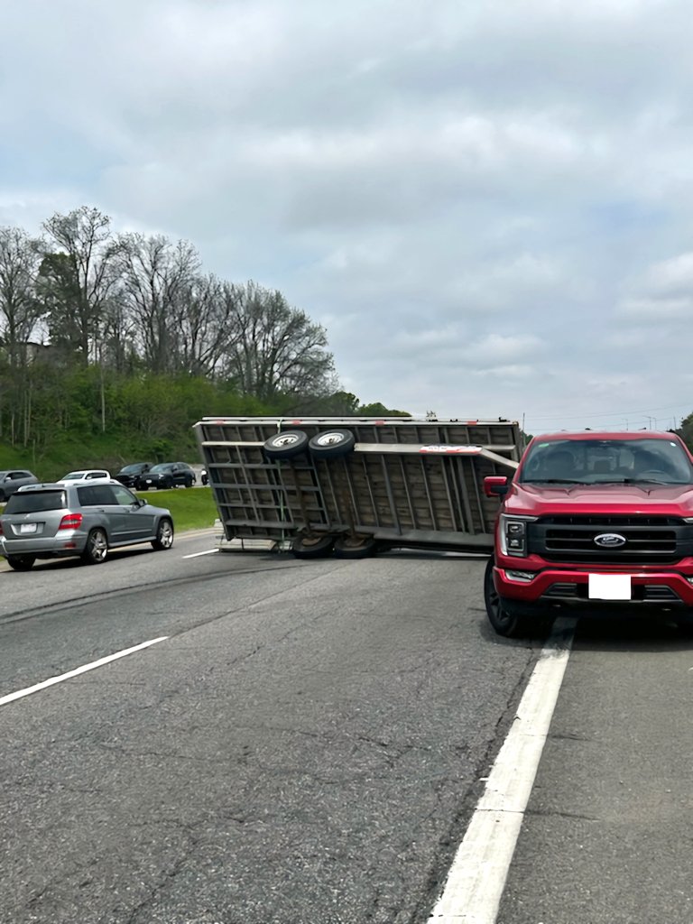 #BurlingtonOPP investigating incident on EB #Hwy403/Waterdown. Pick-up truck hauling steel flipped, no injuries. All lanes have reopened. ^ks