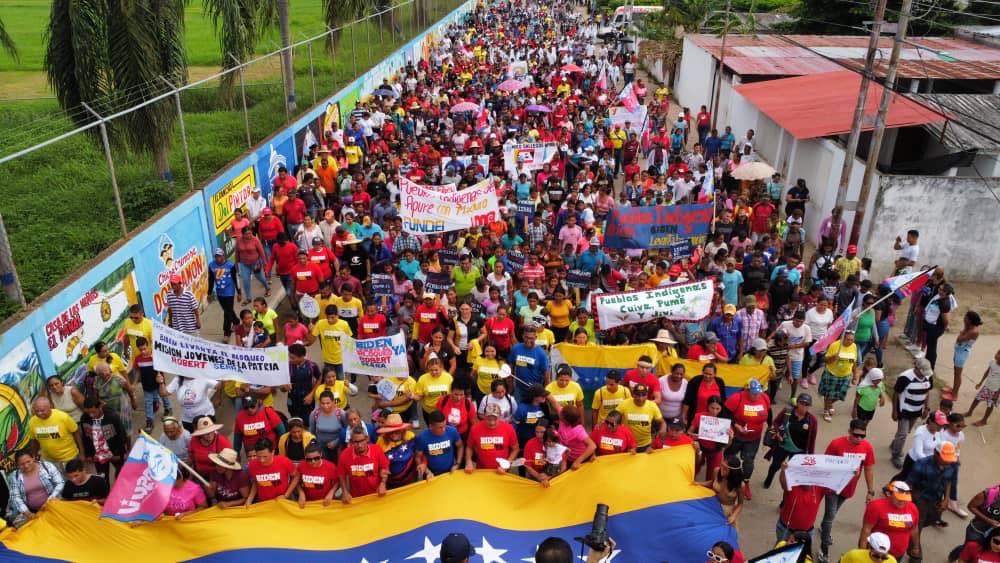 El pueblo del mcpio Rómulo Gallegos marchó hoy en Elorza enfrentando el bloqueo y las sanciones, y en apoyo a la candidatura del hermano presidente ⁦@NicolasMaduro⁩ a la reelección el próximo 28 de julio ⁦@dcabellor⁩ ⁦@delcyrodriguezv⁩ ⁦@PartidoPSUV⁩