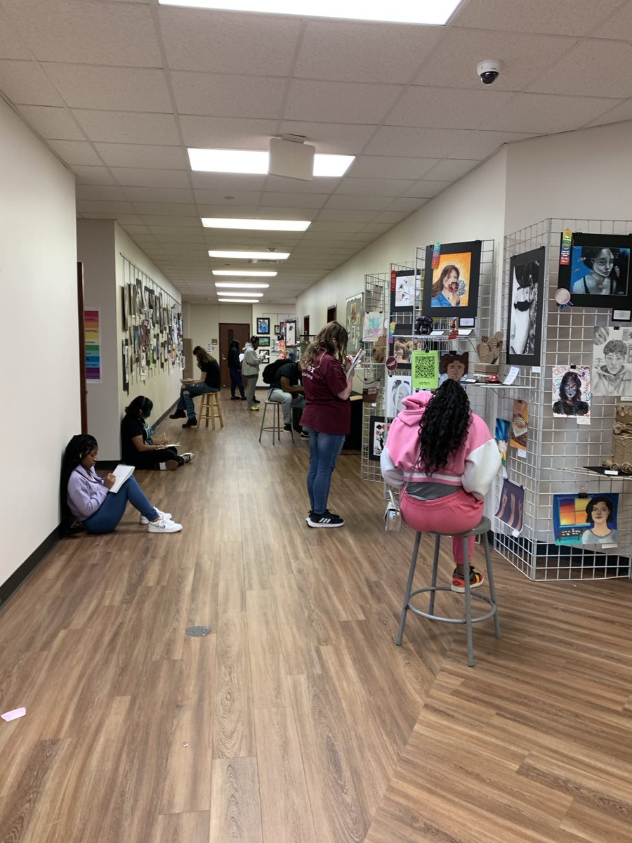 Students drawing in our end of the year art show. Like they were at an art museum. #learning from other artists ⁦<a href="/HumbleISD_SCHS/">Summer Creek High</a>⁩ ⁦<a href="/VisualArtHumble/">Humble ISD Visual Arts</a>⁩