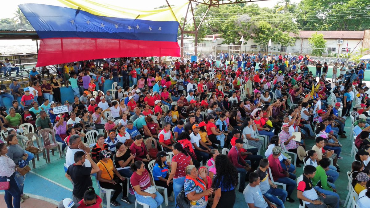 Esta tarde fuimos a una tremenda asamblea con las estructuras de base del ⁦@PartidoPSUV⁩ del municipio Muñoz, en función de fortalecer la unidad política y programática de las fuerzas revolucionarias alrededor del pdte ⁦@NicolasMaduro⁩ y de las tareas de la revolución