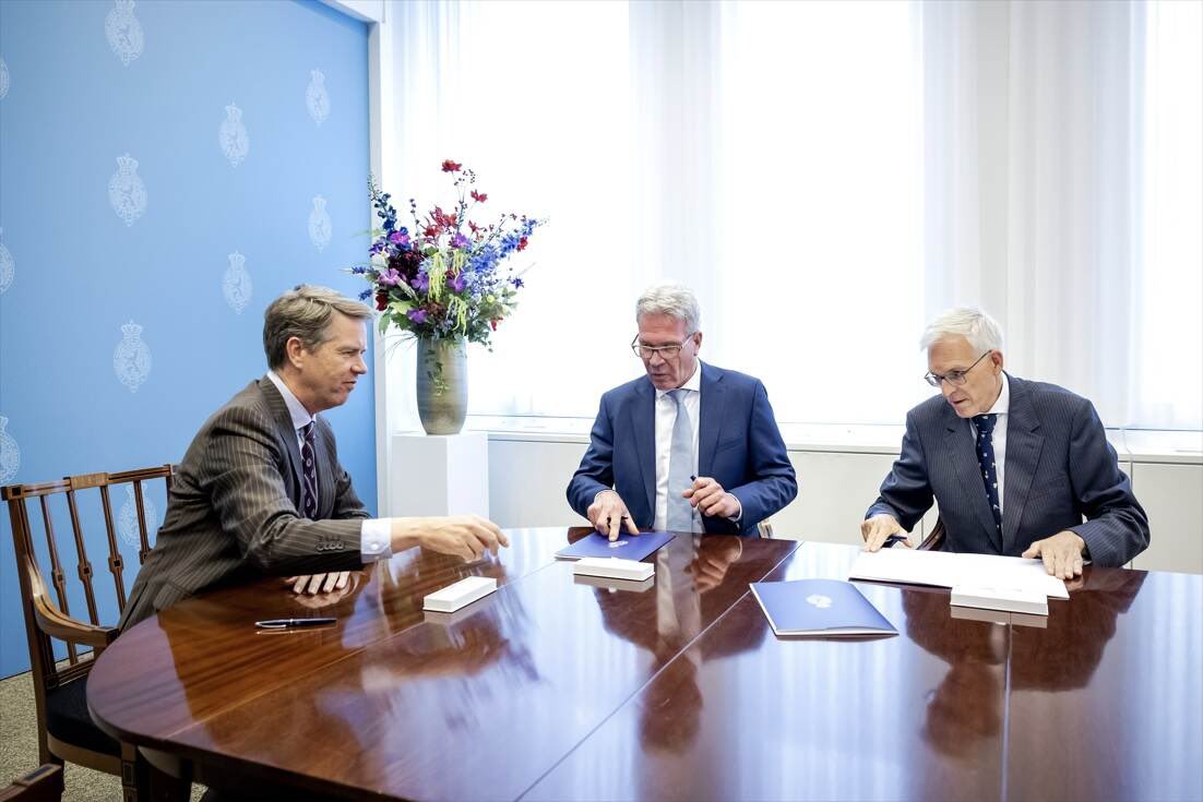 Informateurs Dijkgraaf en Van Zwol hebben het eindverslag inclusief hoofdlijnenakkoord overhandigd aan Kamervoorzitter Martin Bosma.

Het volledige verslag kunt u hier lezen: kabinetsformatie2023.nl/actueel/nieuws…

#Formatie #Kabinet #Regeerakkoord