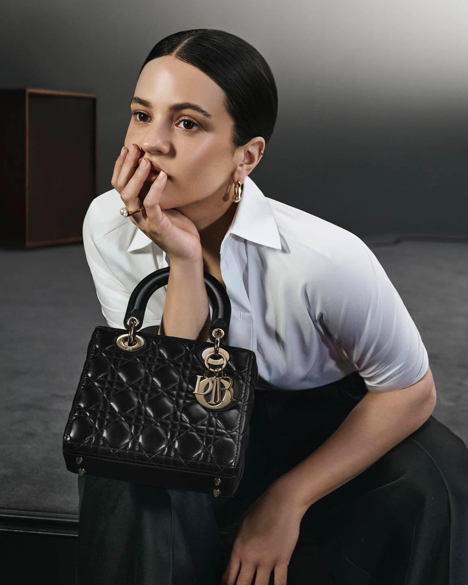 Rosalía es nombrada embajadora global de la marca Dior y próximamente será la próxima imagen de campaña de los famosos bolsos 'Lady Dior'.