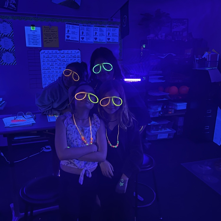 BlackmoreBears's tweet image. It was GLOW DAY for our 4th and 5th graders!  Check out the learning and fun they had today! 🌟🐻 #BEfamily #PartOfThePride #GlowDay