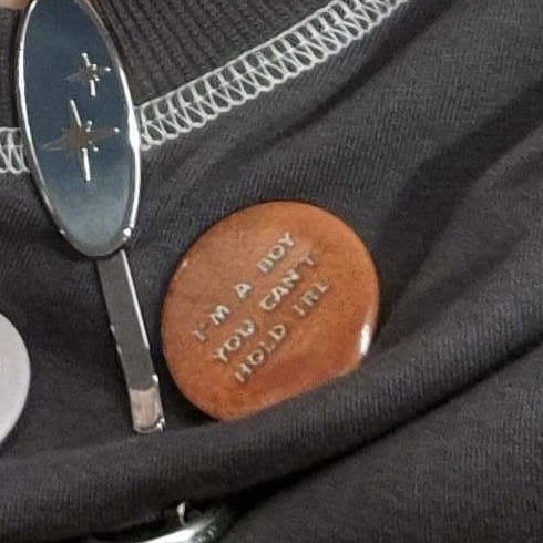 tyunribo's tweet photo. ONE OF THE PIN ON HIS SHIRT SAYS “i’m a boy you can’t hold irl” LMAOO https://t.co/ZMwYvMipG8