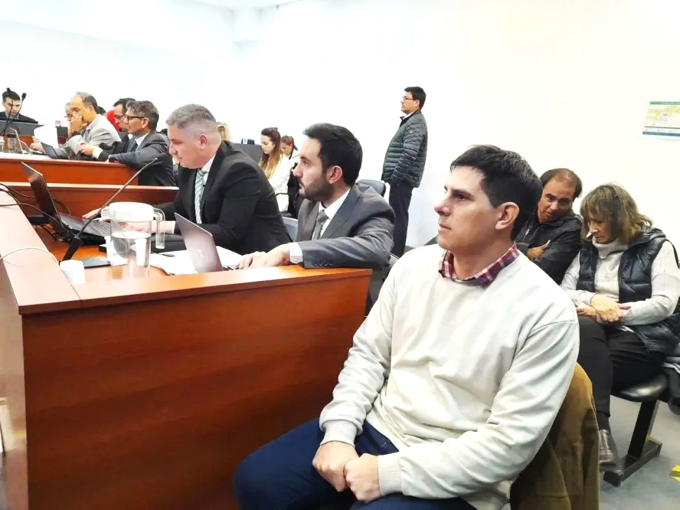 #Cipolletti; Pablo Parra fue declarado culpable del femicidio de Agustina Fernández. Tras deliberar algunas horas, el jurado dio a conocer el veredicto, resuelto por unanimidad. "Se hizo justicia" aseguró la mamá.