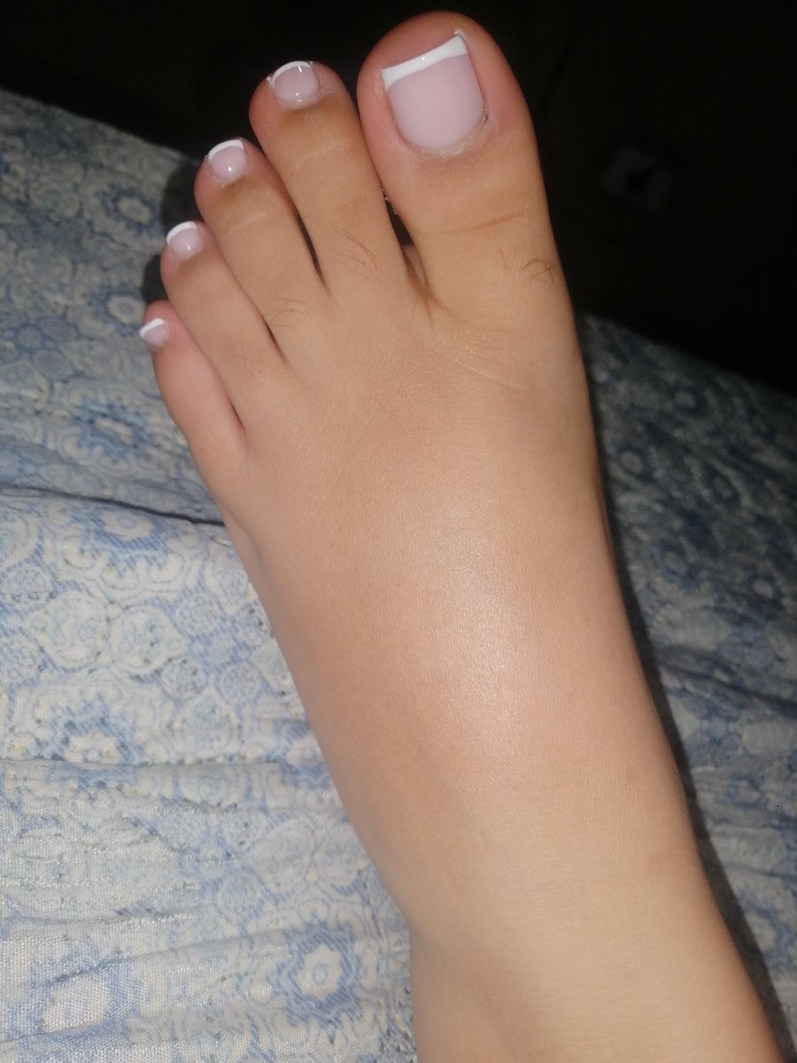 Sexyfeet8035's tweet photo. Buenas noches, por aca de a poco volviendo a redes amores #Sexyfeet #feetfethish #feetmodel #modelodepies #feet_lover @Adorapies @CastingDePies #YoTengoAlasdeTecolota https://t.co/tutWlirEsa