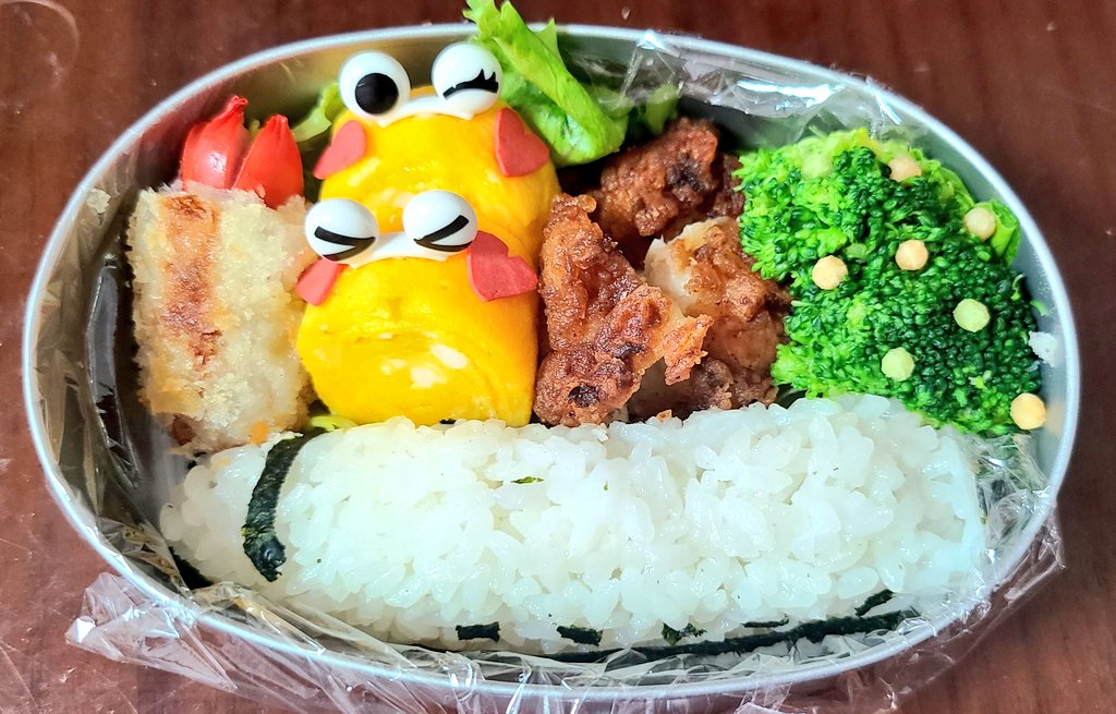 今日の息子のお弁当は､
久々に新幹線のキャラ弁！(笑)

竹輪と赤ウインナーでエビフライ風も
作ってみました！😊💕

#幼稚園 #幼稚園弁当
#弁当 #弁当作り #弁当記録
#新幹線 #キャラ弁
#手作り #手作り弁当
#お弁当 #お弁当作り
#お弁当日記 #お弁当記録
#お弁当作り楽しもう部